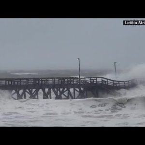 Moment Cherry Grove Pier collapses during Hurricane Ian